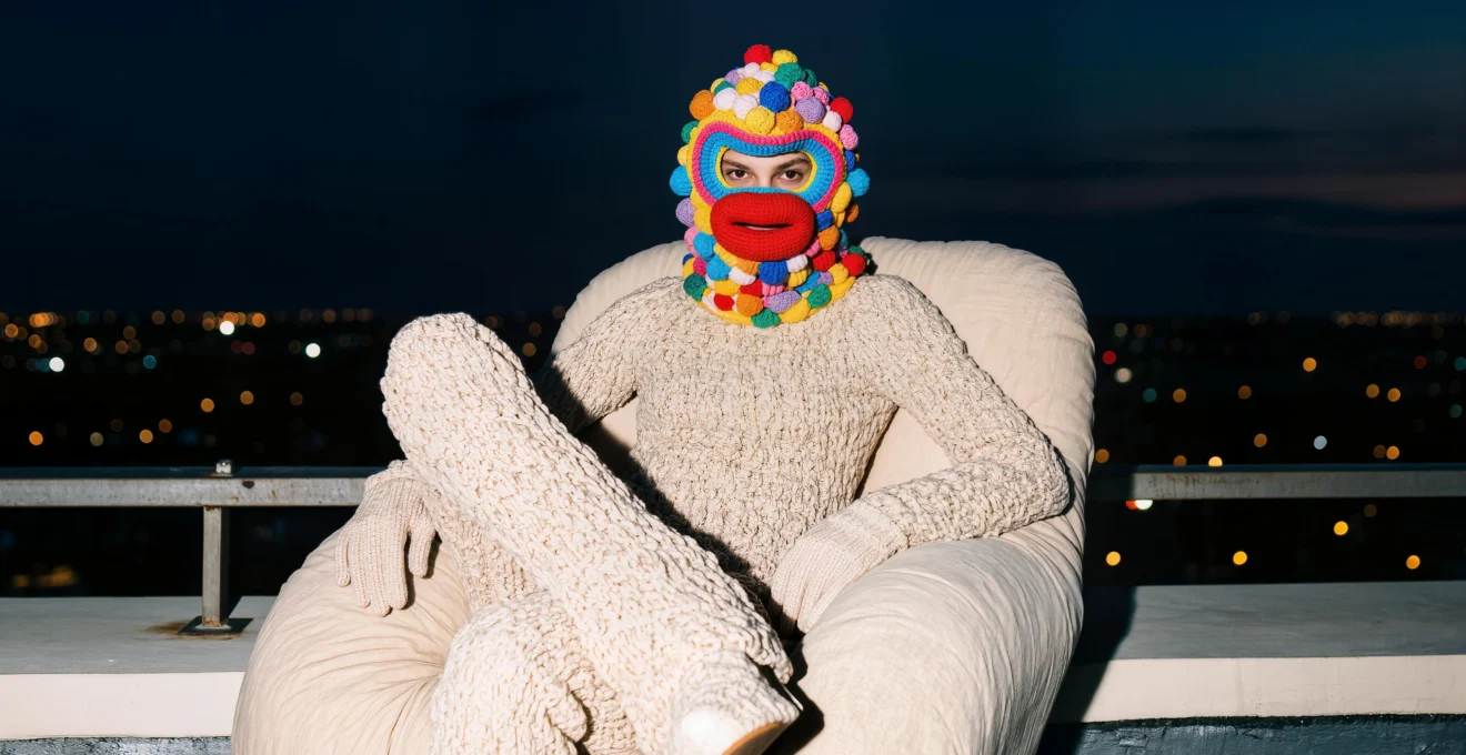 Vue plongeante d'une voiture électrique moderne stationnée à côté d'une borne de recharge, avec des documents flottant symboliquement au-dessus