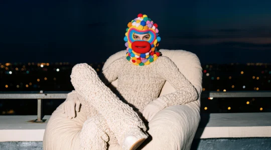 Vue plongeante d'une voiture électrique moderne stationnée à côté d'une borne de recharge, avec des documents flottant symboliquement au-dessus