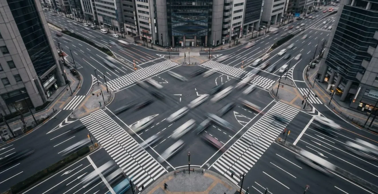 Vue large d'une intersection urbaine avec circulation dense montrant l'environnement à risque