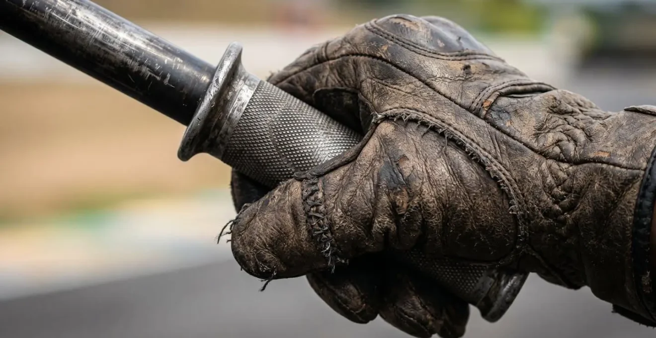 Motard expérimenté en formation de remise à niveau sur circuit sécurisé