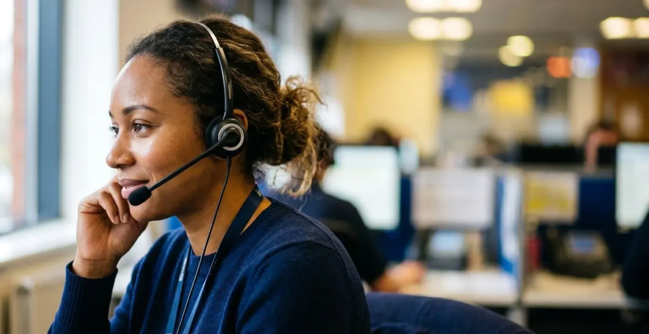 Opérateur d'assistance en centre d'appel d'urgence avec casque audio