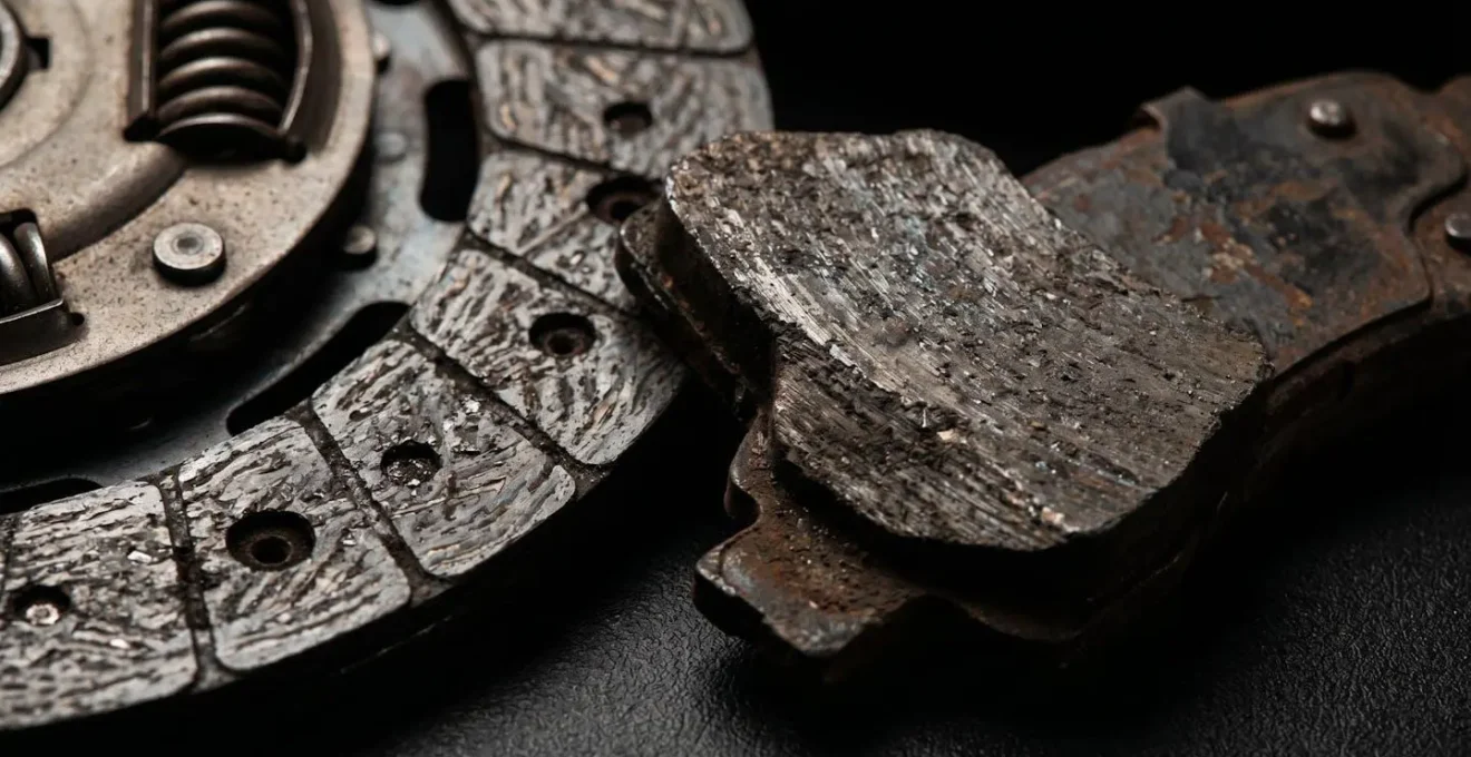 Pièces d'usure automobile comme embrayage et plaquettes de frein symbolisant l'exclusion de garantie